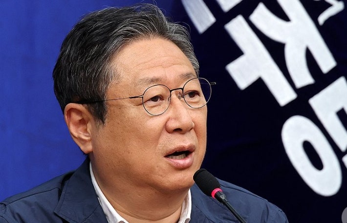 <b>황희</b> '<b>버스 하우스</b>' 논란 삭제·해명… 국힘 "도로 위 난민 만드나"