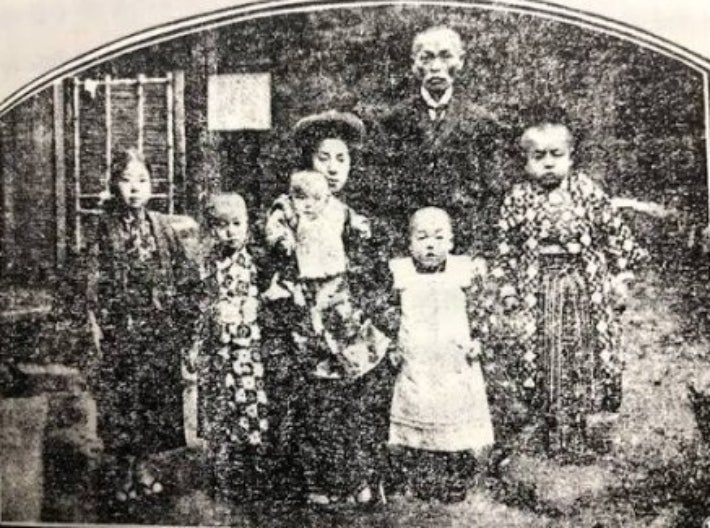 일본과 조선은 하나라는 '내선일체' '일선동화'의 모범가정으로 소개된 안상호의 가족 사진.1918년 12월 10일 조선총독부 기관지 매일신보와의 인터뷰에서 안상호는 "나는 일본 사람과 똑같다.지금 조선 옷은 한 