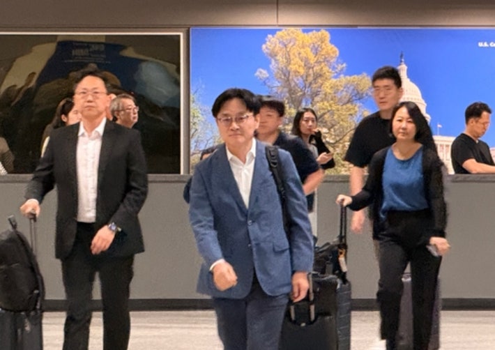 김정관 산업통상부 장관이 16일(현지시간) 워싱턴 DC 인근 덜레스 국제공항을 통해 입국하고 있다.연합뉴스