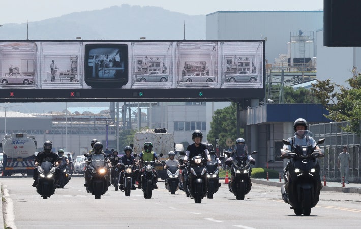 20일 울산시 북구 현대자동차 울산공장 명촌정문에서 오전조 근무자들이 4시간 부분파업으로 일찍 퇴근하고 있다.연합뉴스