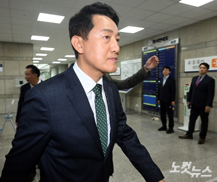 '당선무효형' <b>오세훈</b>, 항소심 10월 선고…吳 "여론조사 의뢰 안 해"