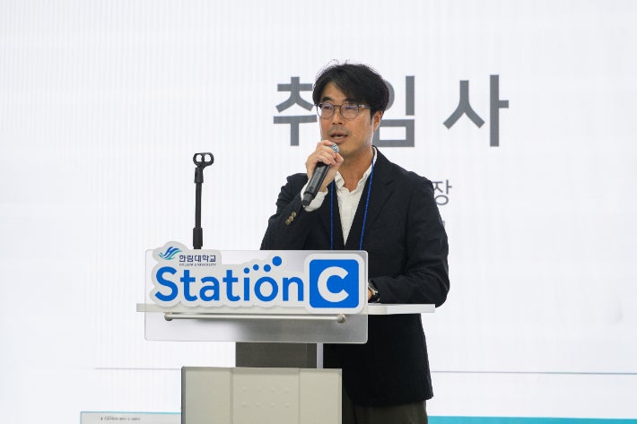 제29대 한국대학홍보협의회장으로 취임한 이동건 한림대 커뮤니케이션 팀장이 취임사를 하고 있다. 한림대 제공