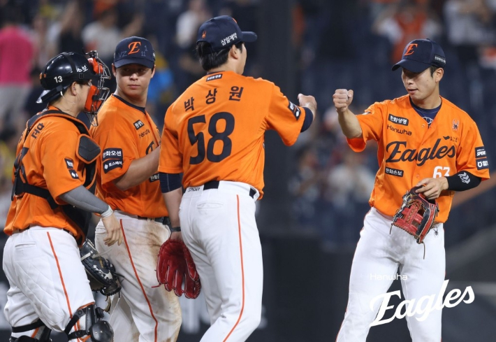 '역대 2위 대<b>역전승</b>' 한화, 6연패는 끊었지만…LG, 창단 첫 2연속 15실점...