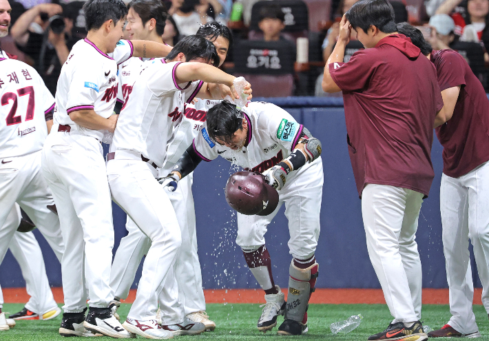 '1할 타자가 <b>끝내기</b> 만루포!' KIA 최강 마무으리, KBO 역대 최초 대기록...