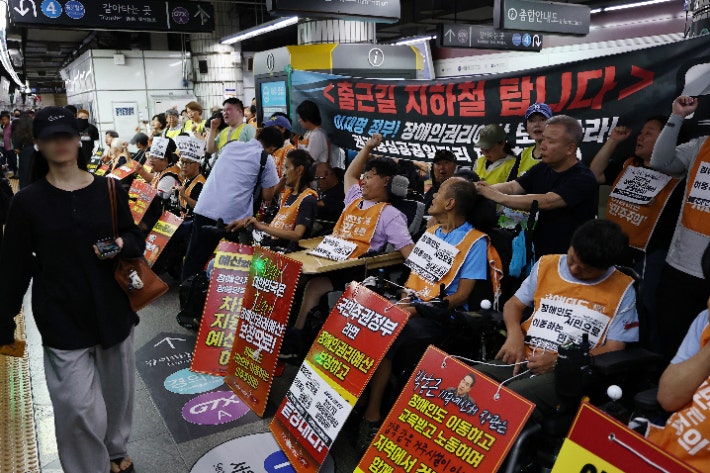 <b>전장연</b>, '<b>지하철 시위</b>' 전면 <b>중단</b>…서울시의회 민주당과 타협