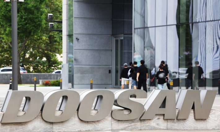 두산 <b>박정원</b> 회장, 현장 <b>구조</b> 지원 <b>네팔</b>로 출국