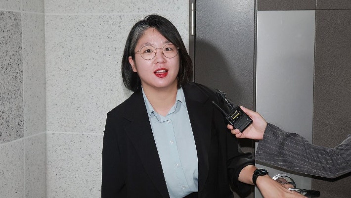 성평등가족부 장관 후보자인 기본소득당 용혜인 원내대표가 지난달 31일 국회 의원회관 자신의 사무실로 출근하고 있다. 연합뉴스