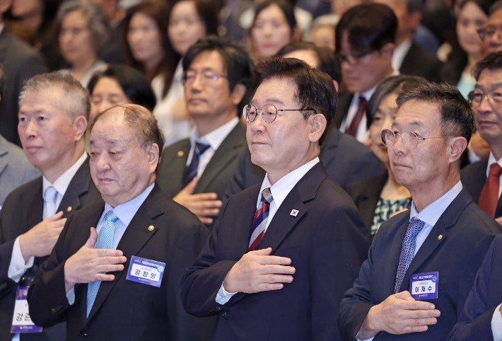 李<b>대통령</b> "전작권 환수로 <b>한반도평화</b> 당사자 책임 다할 것"