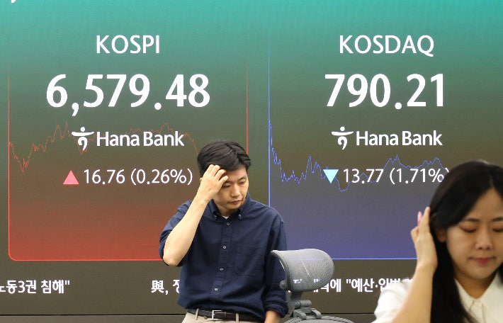 3일 서울 중구 하나은행 본점에서 직원들이 증시와 환율을 모니터 하고 있다.연합뉴스