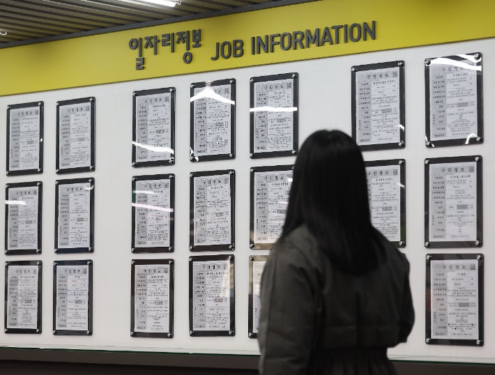 <b>8월 취업자</b> 18.4만 <b>증가</b>…5개월 만에 최대 <b>증가</b>폭