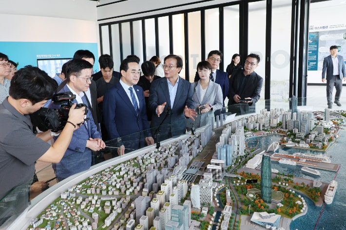 전재수, 기획처 <b>장관</b>과 북항 <b>방문</b>…'돔 아레나' 본궤도 시동