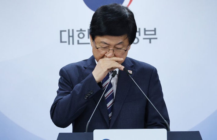 <b>수시</b> <b>접수</b> '<b>먹통</b>' 사태…교육부, 경쟁률 내리려다 번복(종합)