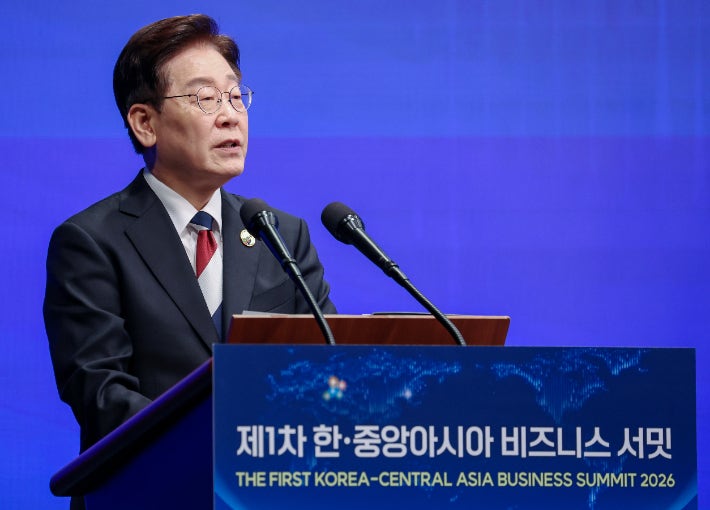 李, 한-<b>중앙아</b> 경제<b>협력</b> 외치며 "함께 걸으면 실크로드"