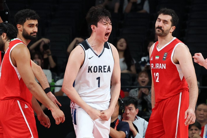 '韓 첫 은메달 확보!' <b>남자 농구</b>, 12년 만의 AG <b>결승행</b>…이란과 악연 끊...