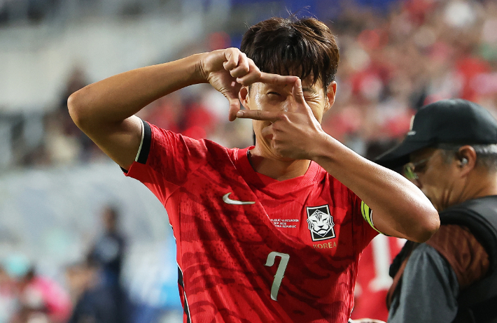 오현규 1호 골·손흥민 환상 프리킥·<b>이동경 쐐기골</b>…모레노호, 데뷔전...