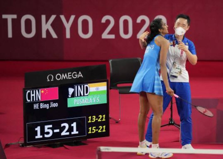 인도의 푸살라 벤카타 신두(왼쪽)가 2021년 도쿄올림픽 배드민턴 여자 단식 동메달 결정전에서 승리한 뒤 한국 출신 박태상 코치에게 달려가 기쁨을 나누는 모습. 연합뉴스 
