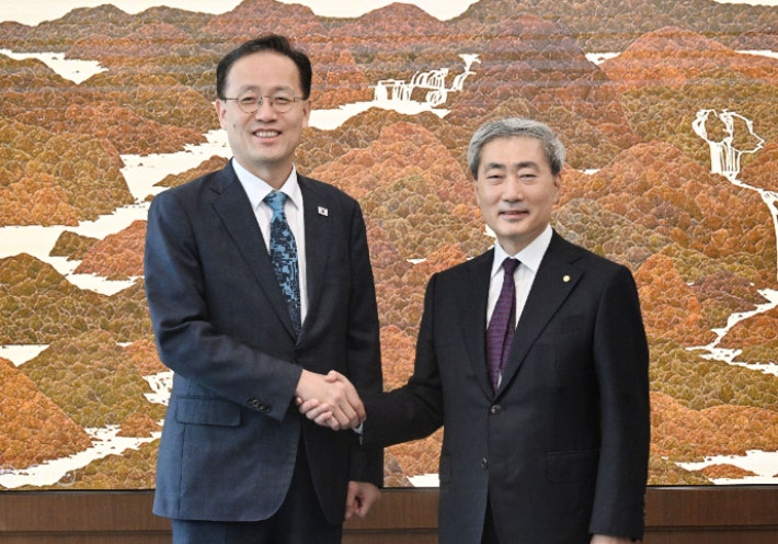 이형일(왼쪽) 부총리 겸 재정경제부 장관이 28일 서울 중구 한국은행에서 신현송 한국은행 총재와 면담에 앞서 악수하며 기념사진을 찍고 있다.재정경제부 제공