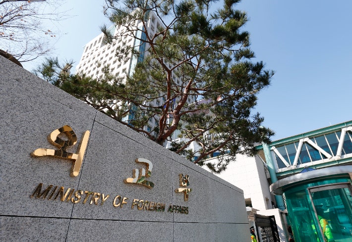 <b>외교부</b>, 우크라 <b>대사대리 초치</b>…北포로 허위공보에 유감표명
