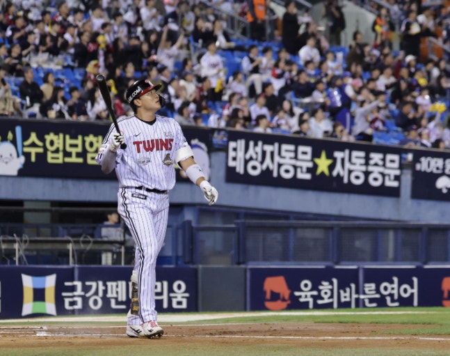 7일 서울 잠실야구장에서 열린 프로야구 KBO리그 두산 베어스와 LG 트윈스의 경기. 2회말 무사 1,2루 상황에서 LG 이재원이 3점 홈런을 친 뒤 타구를 확인하고 있다. 연합뉴스