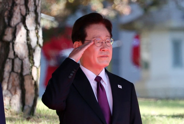 李, <b>극초음속</b> 활공비행체 첫 <b>시험발사</b> 참관…목표 탄착 성공
