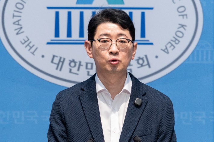 주진우 "상가 붕괴 때 李 황제 <b>골프</b>"…靑 "보고받고 수습 지시"