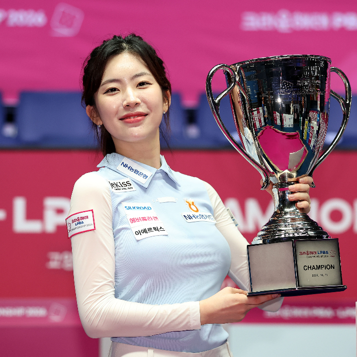'알바생, 원조 <b>당구</b> 女神 넘었다' 차세대 껍질 깨고 첫 우승 "훈련하느...