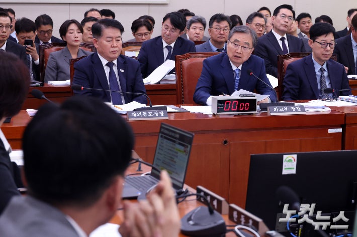 조현 외교부 장관이 6일 서울 여의도 국회에서 열린 외교통일위원회의 외교부·한국국제협력단 등에 대한 국정감사에서 의원 질의에 답변을 하고 있다. 윤창원 기자