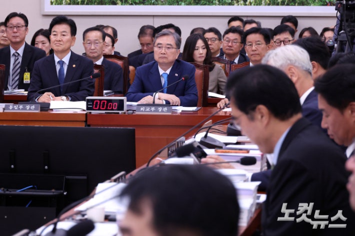 정동영 통일부 장관과 조현 외교부 장관이 19일 서울 여의도 국회에서 열린 외교통일위원회 전체회의에 출석해 자리하고 있다. 윤창원 기자