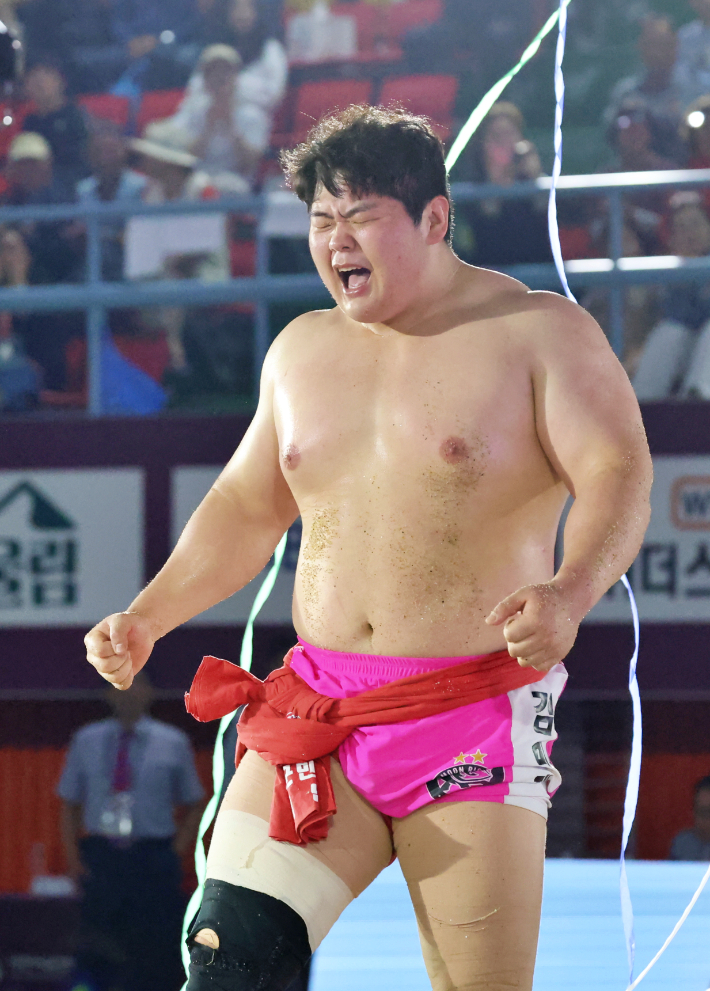 '<b>씨름</b> 괴물, 이만기도 넘었다' <b>김민재</b>, 4년여 만에 통산 19번째 백두장사