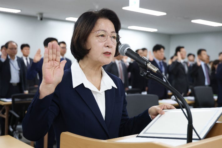 "<b>의원</b> 땐 내라더니"…추미애, 자료 미제출에 국감 시작부터 진땀