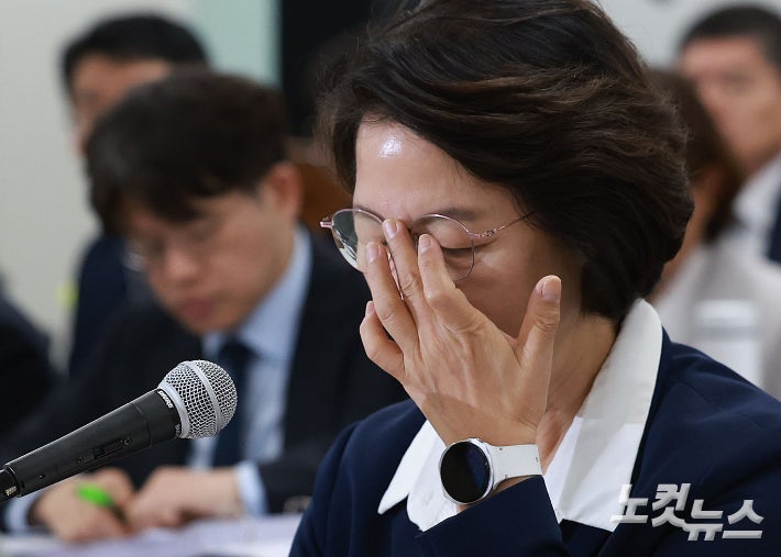 <b>추미애</b>, <b>국감</b>서 여야 집중포화…재정·인사·자료제출 책임론도