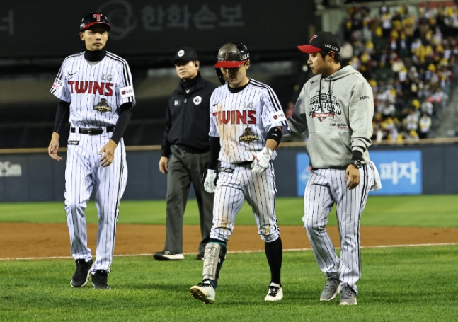 LG 신민재, 스퀴즈 번트 성공 후 교체. 연합뉴스