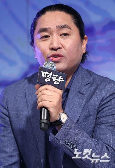 '명량' <b>김한민 감독</b> 57세 늦깎이 <b>결혼</b>…신부는 판소리 명창 <b>이소영</b>