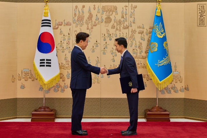 李대통령, <b>김지용</b> 중수청장에 <b>임명장</b>…"네편 내편 가리지 말아야"