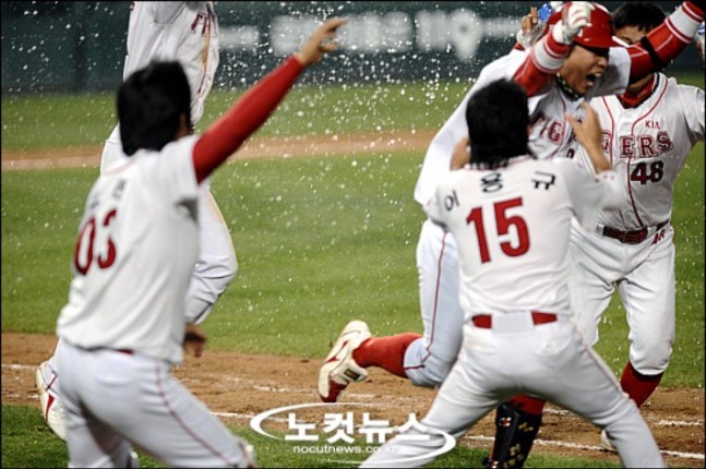 2009년 한국 시리즈 7차전에서 끝내기 홈런을 날린 KIA 나지완. 노컷뉴스