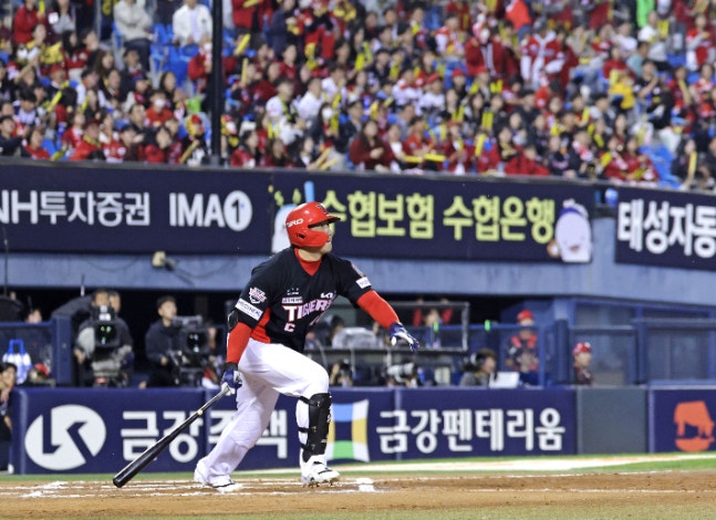 20일 서울 잠실야구장에서 열린 KBO 프로야구 포스트시즌 준플레이오프 3차전 KIA 타이거즈와 LG 트윈스의 경기. 6회초 2사 상황에서 KIA 나성범이 솔로 홈런을 친 뒤 타구를 확인하고 있다. 연합뉴스