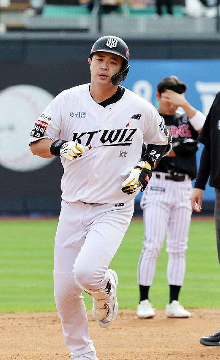 '퓨처스 최초 30홈런-100타점' <b>kt</b> 창단 멤버 <b>문상철</b>, 12년 <b>현역</b> 생활 마...