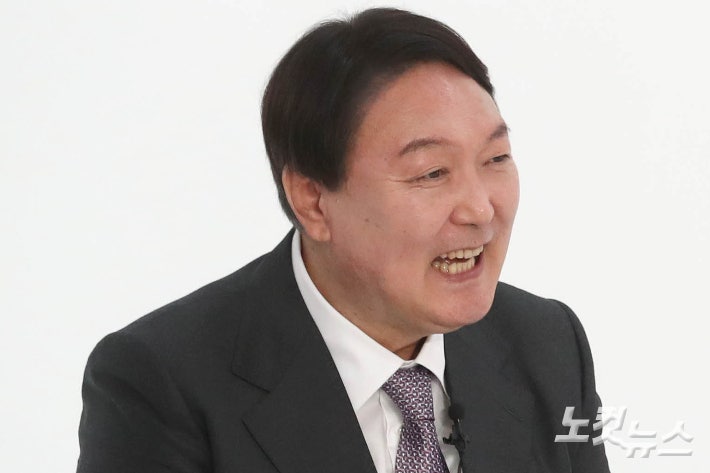 검찰총장 대행 "尹, '<b>기소</b>해 고통줘야' 말해…文수사는 '뼈 발라내기'"[...