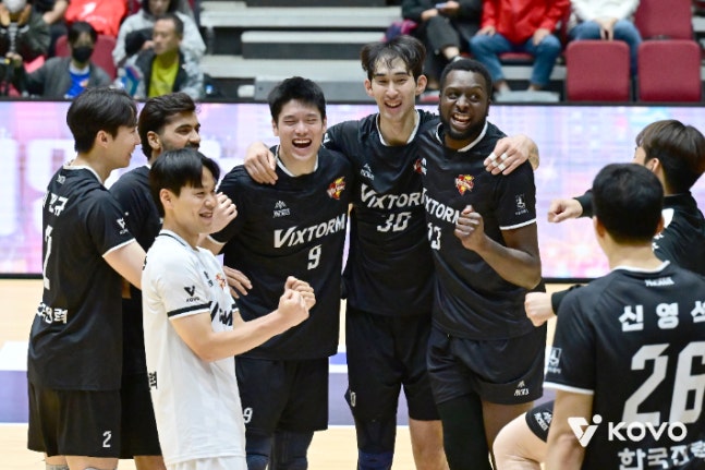 22일 우리카드를 꺾고 B조 1위를 확정한 한국전력 선수들. KOVO