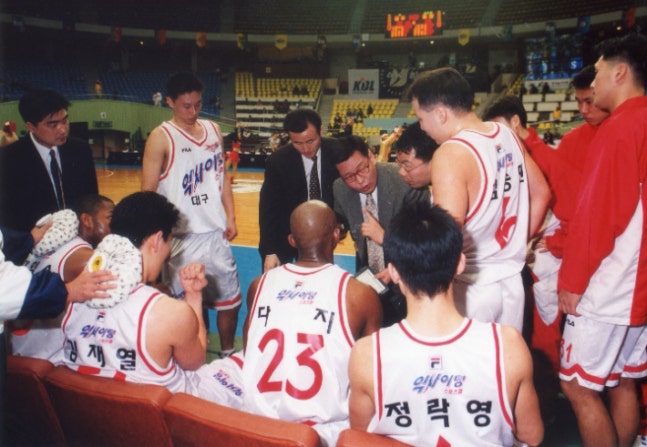 1998-1999시즌 동양의 작전 타임. KBL 제공