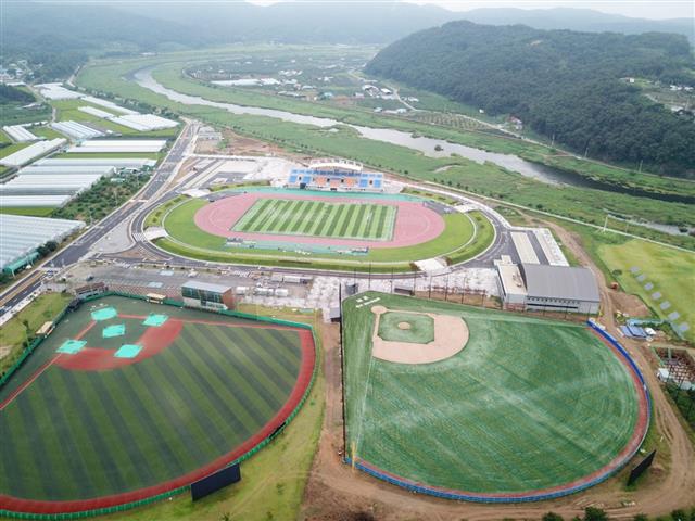 [分享] 韓國又一浪費稅金棒球場 老人村給誰用