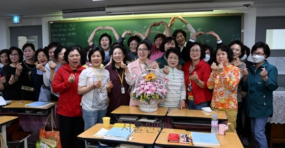 사랑합니다, 감사합니다… 딸 같은 선생님과 함께하는 <b>스승의 날</b>