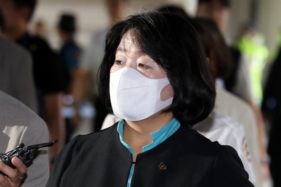 ‘후원금 횡령’ <b>윤미향</b> 1심 벌금형→2심 징역형… 의원직 상실형
