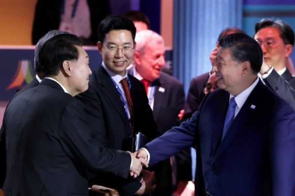尹<b>대통령</b>, APEC 정상회의서 <b>시진핑과</b> 대면
