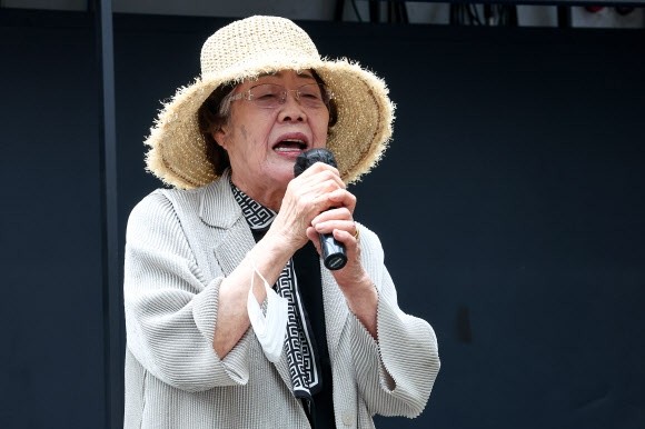 “‘<b>위안부는</b> 매춘부’ 발언 <b>경희대</b> 교수, 피해자 모욕”…<b>이용수</b> 할머니의 호...