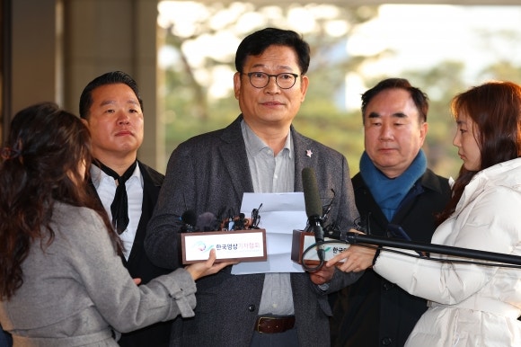 ‘민주당 돈봉투 <b>의혹</b>’ <b>송영길 검찰</b> 출석…“정치적 기획수사”
