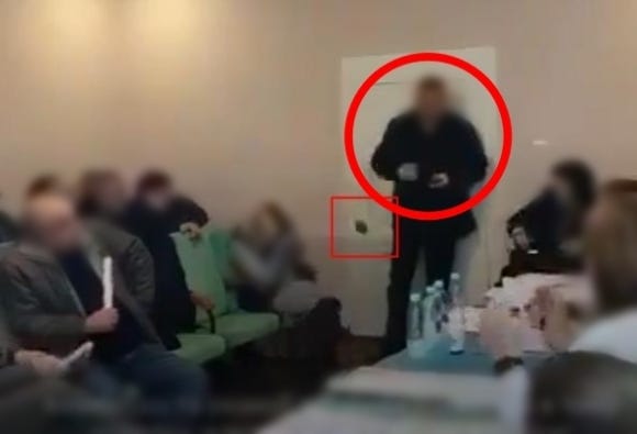 <b>우크라</b> 의회서 <b>수류탄</b> ‘쾅’…생중계엔 ‘의원’이 던지는 모습 찍혔다