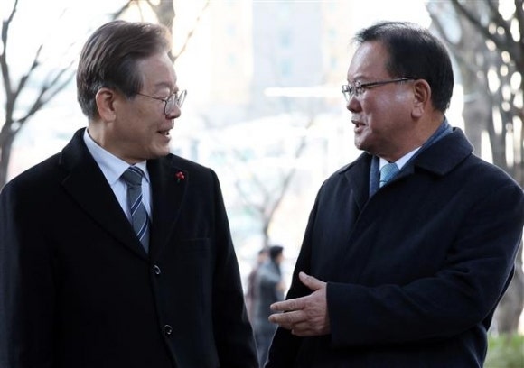 <b>김부겸</b> “물밑 대화라도” <b>이재명</b> “산이든 물이든 건널 것”
