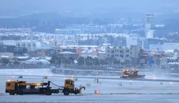 강한 눈보라에 <b>제주공항</b> 7500명 발 묶여… 무더기 결항·지연