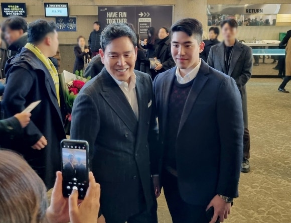 “제 아들입니다” <b>정용진</b> 부회장, 장남 해찬씨와 등장…본격 경영수업?